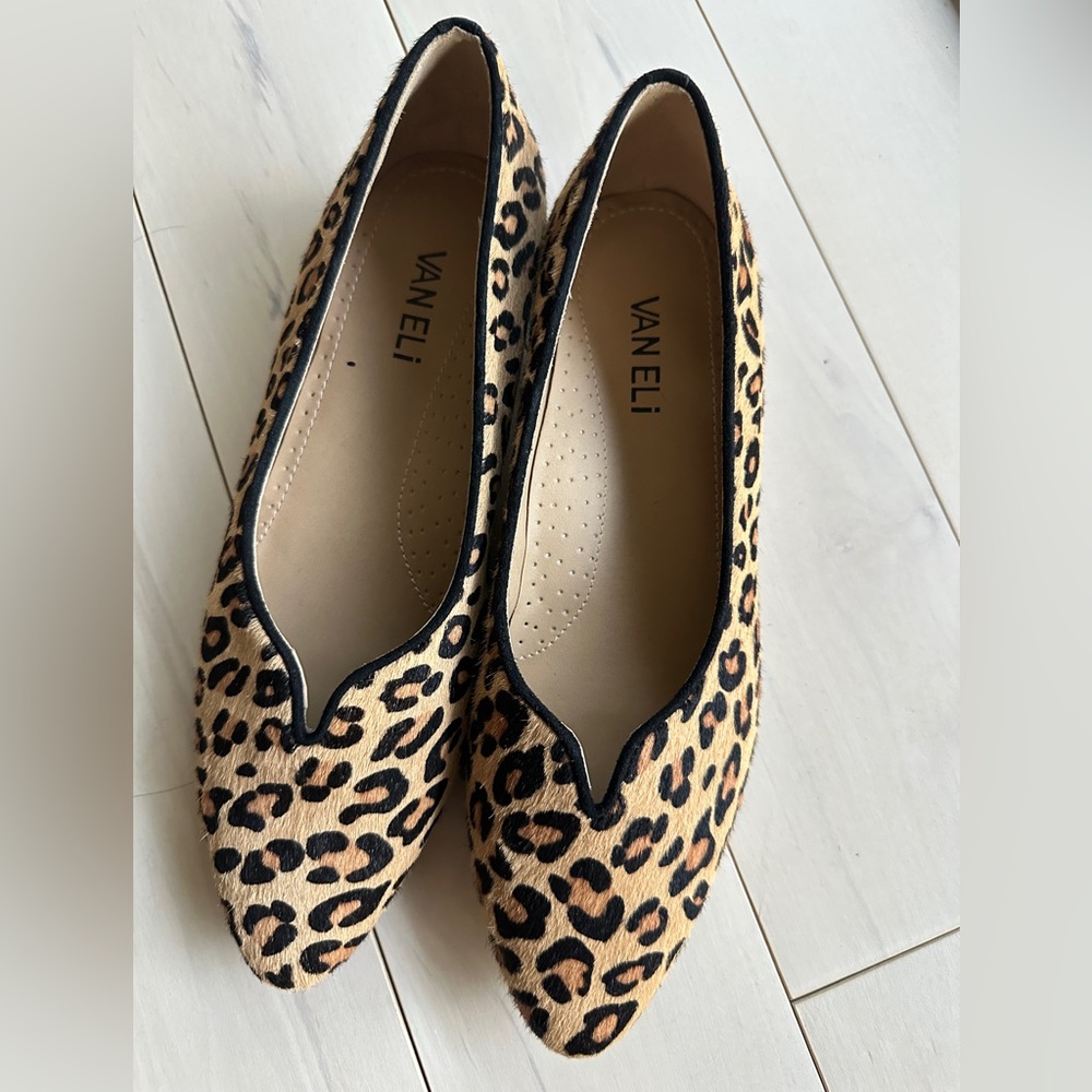 *SOLD* New Vaneli Animal Print Flats - Picture 8 of 10